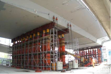 杭鞍高架落地段舊橋頂升使用千斤頂